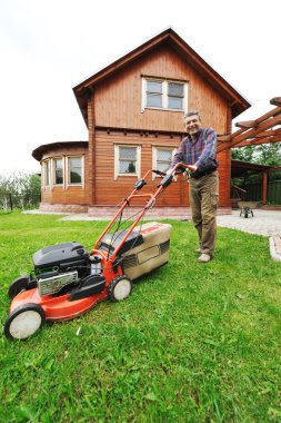 çim biçme makinesi adamı