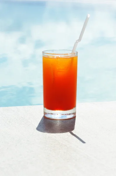 Koktejl u bazénu — Stock fotografie