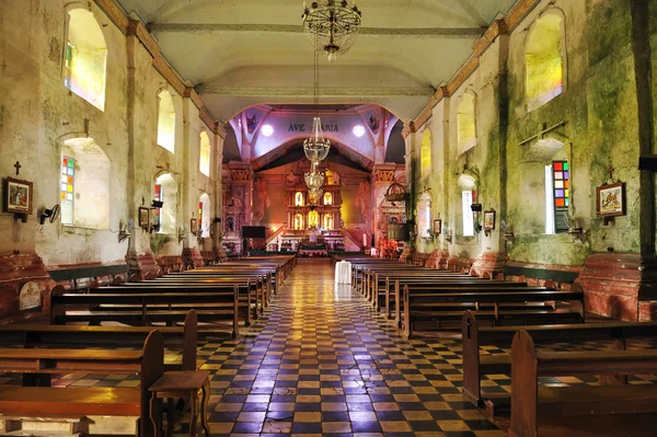 Wewnątrz Bardzo Stary Kościół Katolicki — Zdjęcie stockowe