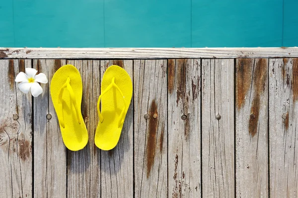 スイミング プールで黄色のサンダル — ストック写真