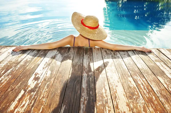 Woman at poolside — Stock Photo, Image