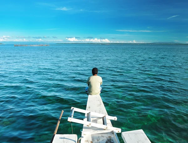 在薄荷岛 菲律宾海面之上的天空 不可识别男子坐上小船 — 图库照片