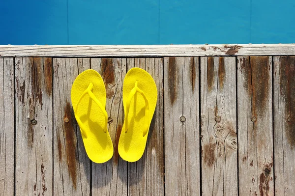 Żółty Sandały Przy Basenie — Zdjęcie stockowe