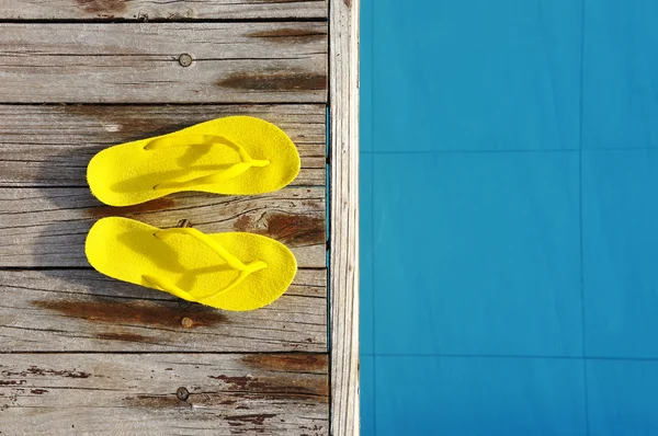 Sandalen met een zwembad — Stockfoto