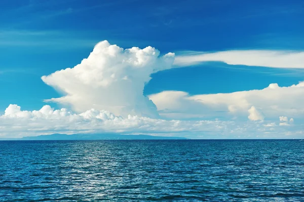Himlen ovanför havet — Stockfoto