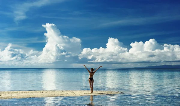 Chica Una Playa Tropical Con Los Brazos Extendidos — Foto de Stock