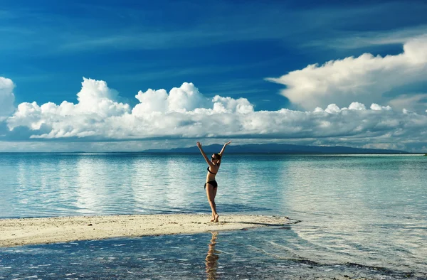 Meisje op een strand — Stockfoto