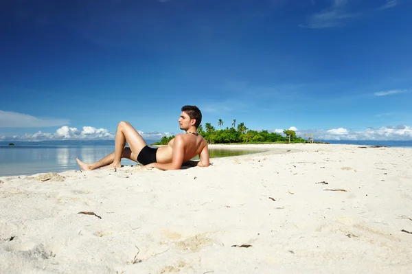 Homem Uma Praia Tropical — Fotografia de Stock