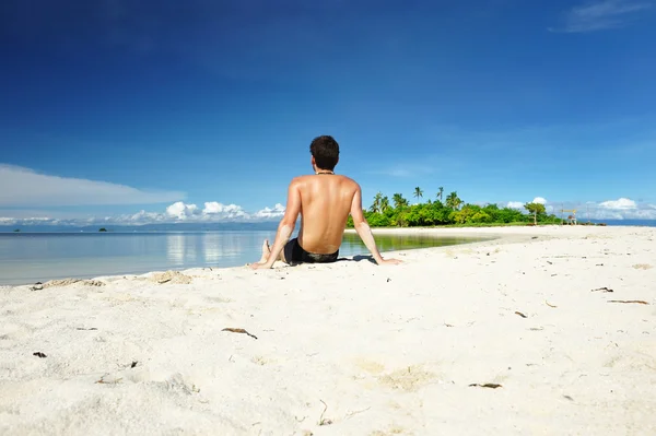 Adam Bir Tropikal Plaj — Stok fotoğraf