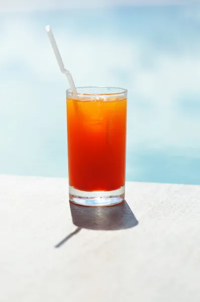 Koktejl u bazénu — Stock fotografie