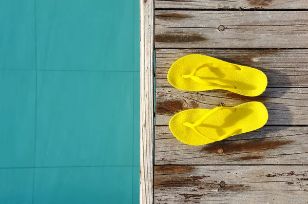 Żółty Sandały Przy Basenie — Zdjęcie stockowe