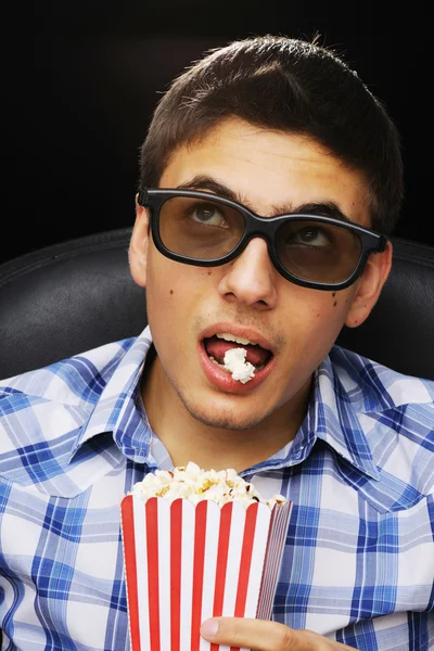 Junger Mann im Kino — Stockfoto