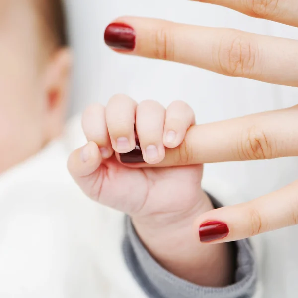 新生児抱っこの母親の指 — ストック写真