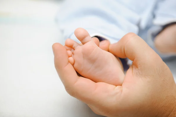 Πατέρας Που Κατέχουν Πόδια Του Μωρού Του Newbon — Φωτογραφία Αρχείου