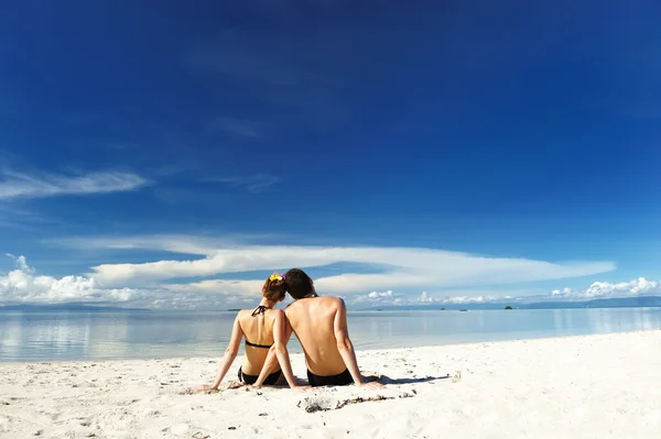 Par på en strand — Stockfoto