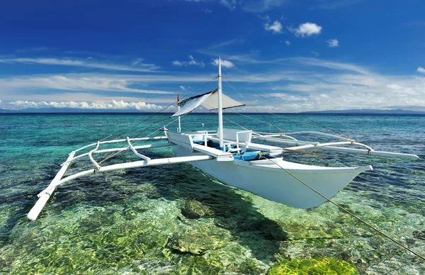 美丽的海滩与船在菲律宾巴里卡萨岛 — 图库照片