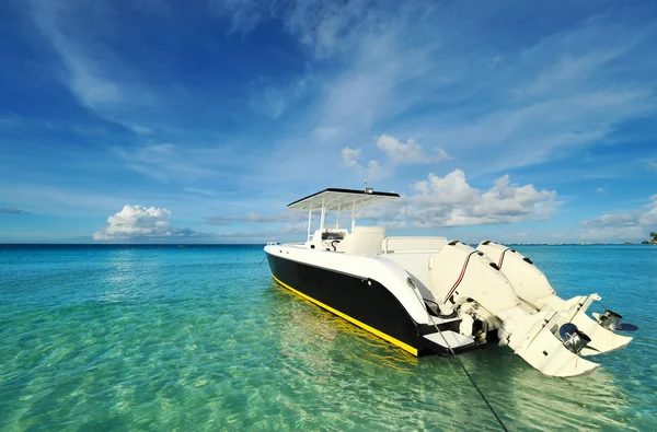 Prachtig strand met motorboot — Stockfoto