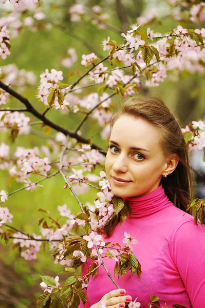 Žena Sakura Jarní Květy — Stock fotografie