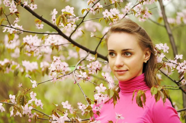 Donna davanti ai fiori di sakura — Foto Stock