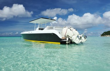 güzel bir plaj boracay Adası, Filipinler, motorlu tekne ile