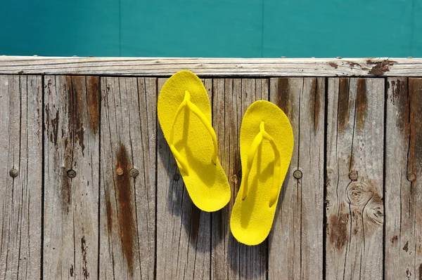 Sandálias por uma piscina — Fotografia de Stock