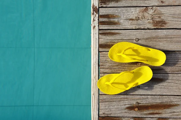Sandales au bord d'une piscine — Photo