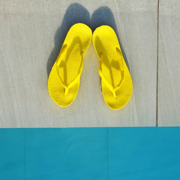 Sandalias junto a una piscina — Foto de Stock