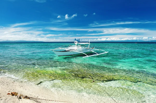 Красивый пляж с лодкой — стоковое фото