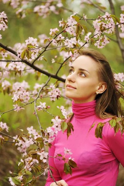 Жінка перед квіткою сакури — стокове фото
