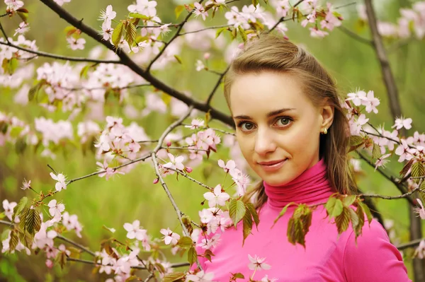 Mujer frente a flores de sakura —  Fotos de Stock