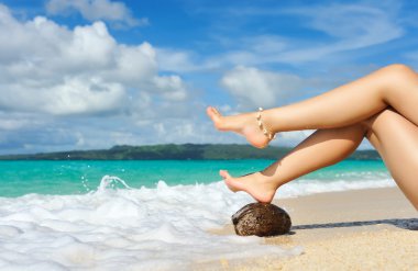 Kadınlar bacakları bir plajda