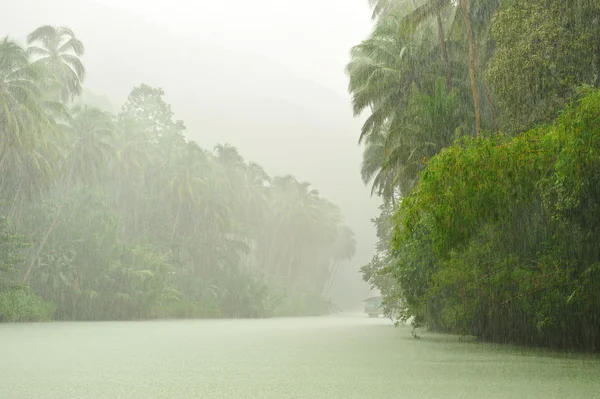 Chuva tropical acima do rio — Fotografia de Stock