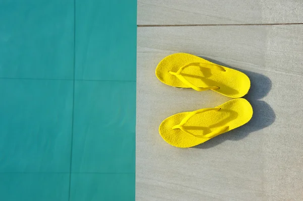 Sandales au bord d'une piscine — Photo