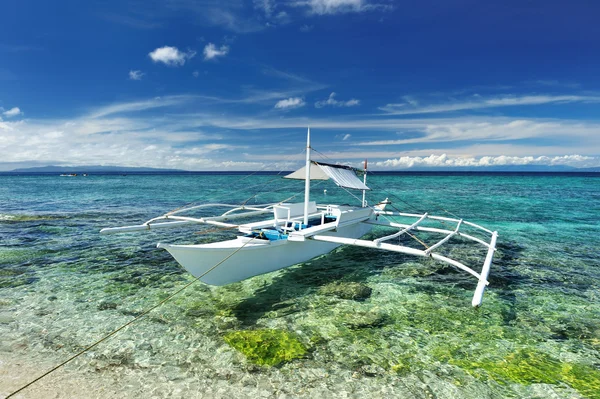 Vacker strand med båt — Stockfoto