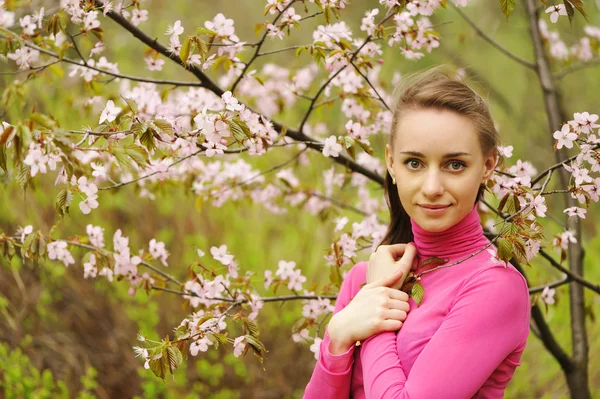 Vrouw voor sakura blossoms — Stockfoto