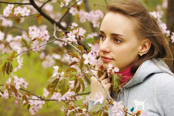 Žena sakura květy — Stock fotografie