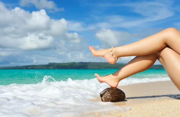 Las piernas de las mujeres en la playa Imagen De Stock