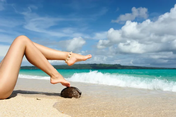 Kadınlar bacakları bir plajda — Stok fotoğraf