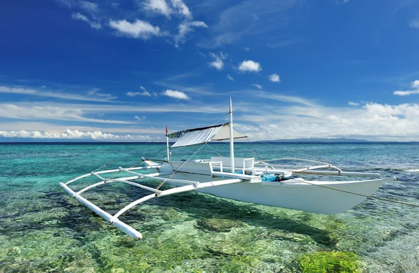 Bellissima spiaggia con barca — Foto Stock