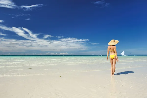 Chica en una playa — Foto de Stock