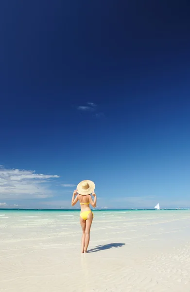 Menina em uma praia — Fotografia de Stock