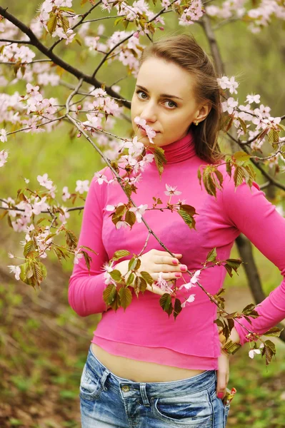 Vrouw voor sakura blossoms — Stockfoto