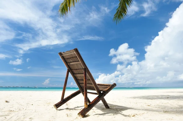 Chaise lounge op het strand — Stockfoto
