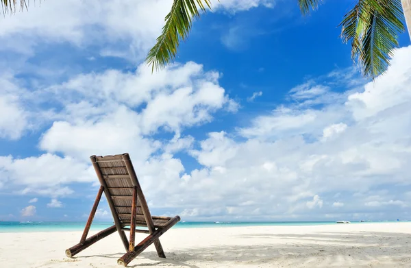 Chaise lounge na praia — Fotografia de Stock