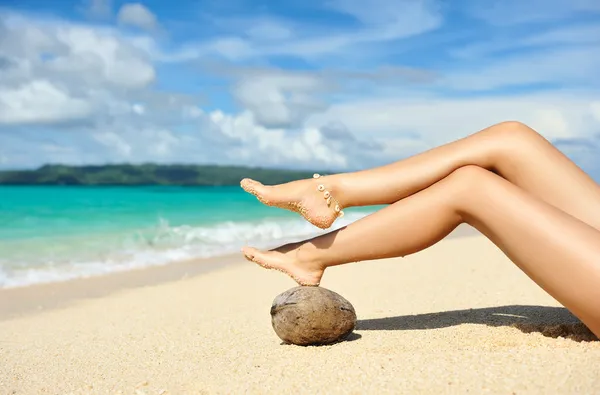 Nogi kobiet na plaży — Zdjęcie stockowe