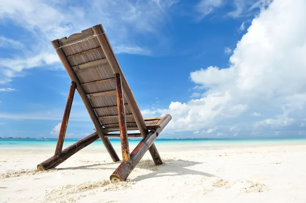 在海滩上的躺椅 — 图库照片