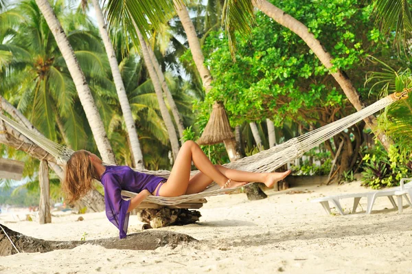 Žena v houpací síti na pláži — Stock fotografie