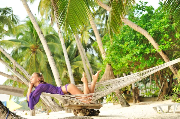 Vrouw in hangmat op beach — Stockfoto