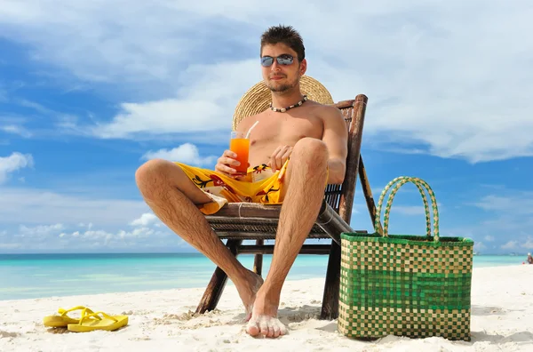 Man op een strand — Stockfoto