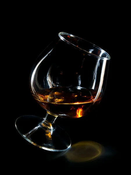 Glas Cognac Zwarte Achtergrond Geïsoleerde Pad Opgenomen — Stockfoto
